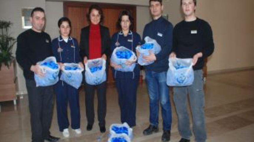 Otel personeli engellilere ak&uuml;l&uuml; ara&ccedil; almak i&ccedil;in kapak topluyor