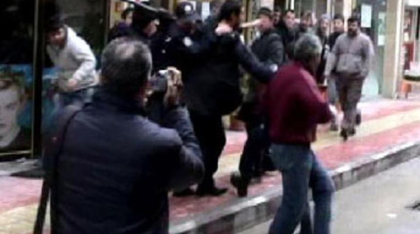 Sanığın yakınları tanığı bı&ccedil;akladı