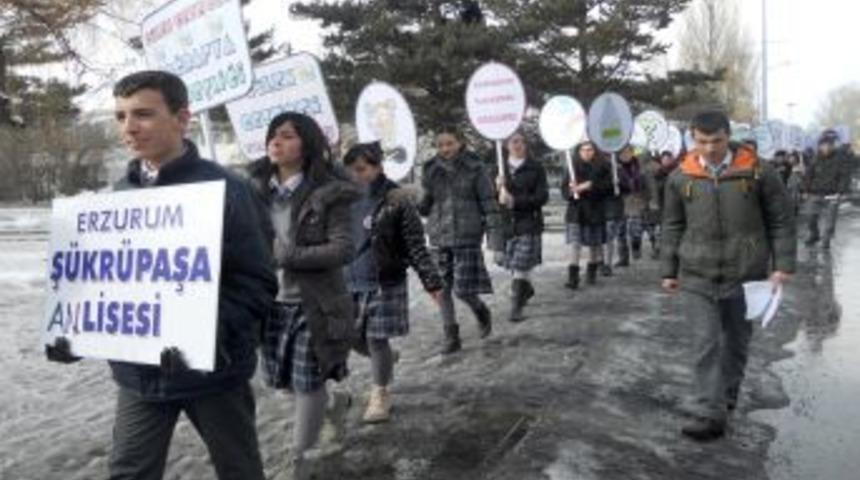 Liseli &ouml;ğrenciler, &uuml;niversiteli gen&ccedil;leri sigaraya karşı uyardı