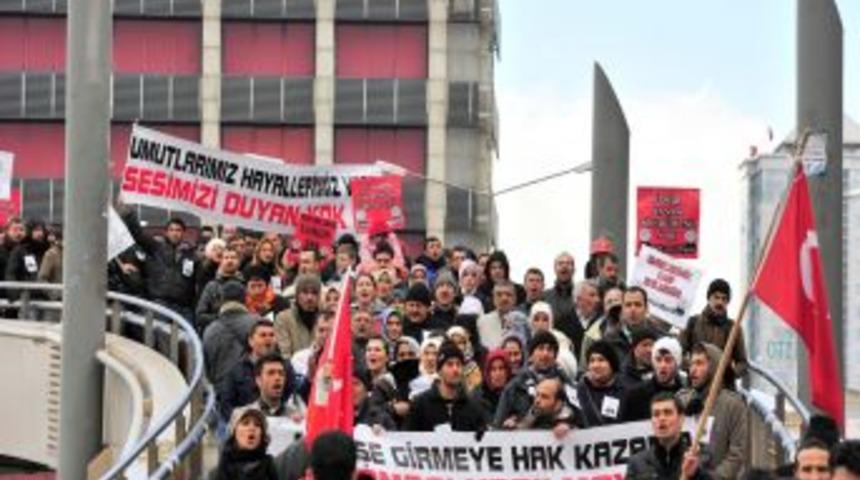 Atanamayan itfaiyeciler, İzmir B&uuml;y&uuml;kşehir'i aileleriyle birlikte protesto etti