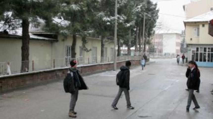 Sabah erkenden okula gelen &ouml;ğrenciler, tatil haberi ile sevindi