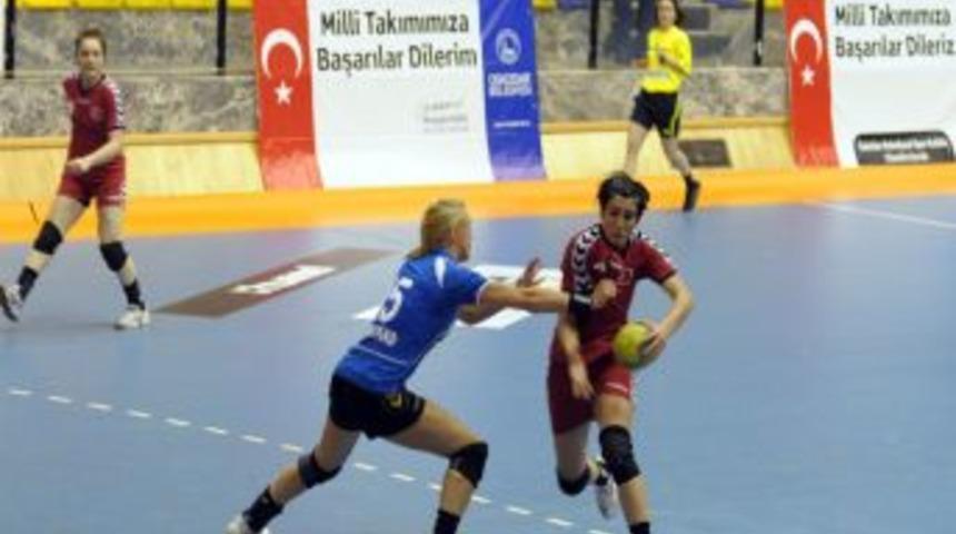 Hentbolc&uuml; Yeliz &Ouml;zel EHF'nin manşetinde