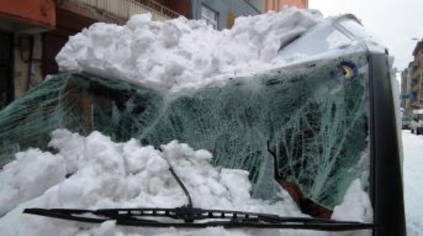 &Ccedil;atıdan d&uuml;şen kar, i&ccedil;i yolcu dolu minib&uuml;s&uuml; hurdaya &ccedil;evirdi