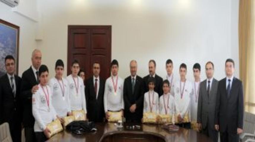Manisa Valisi Daş&ouml;z, robot yarışmasında birinci olan &ouml;ğrencileri &ouml;d&uuml;llendirdi