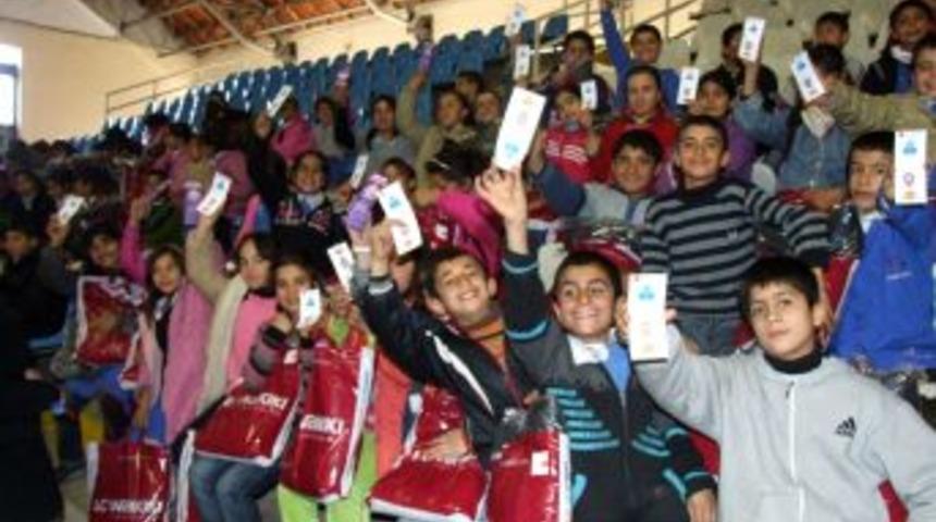 Polisten 243 &ouml;ğrenciye giyisi yardımı