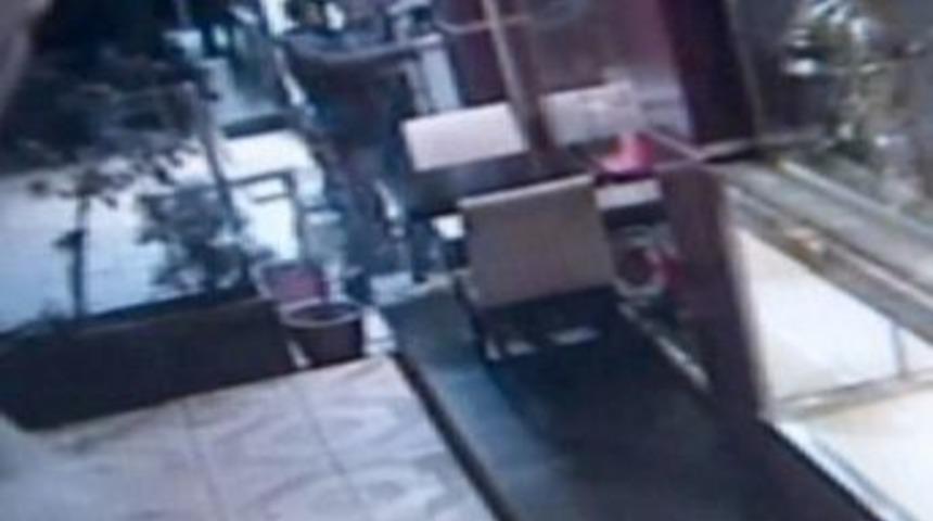 Eşine b&ouml;yle ateş etti