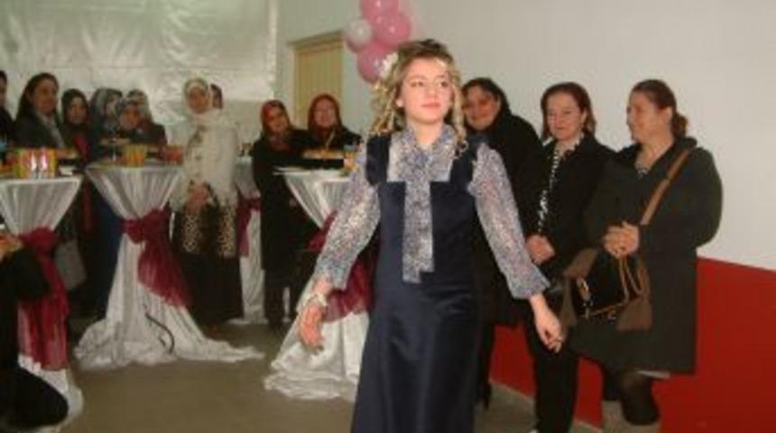 Halk eğitim merkezi kursiyerleri &uuml;r&uuml;nlerini defileyle tanıttı