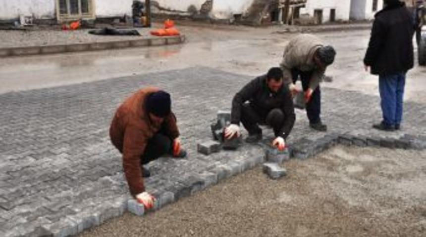 Asfalt yola kilitli parke taşıyla yama yaptılar