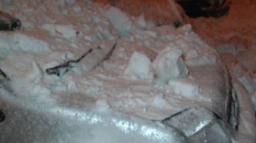 &Ccedil;atıdan otomobillerin &uuml;zerine d&uuml;şen karlar hasara neden oldu