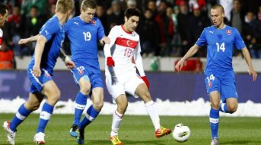 Turkiye- Slovakya maçı futbolcular
