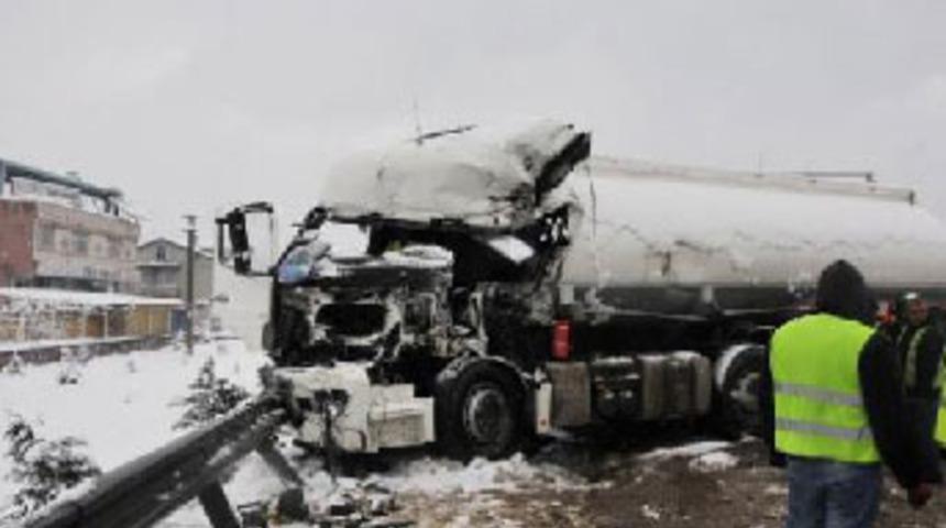 TEM'de zincirleme kaza; 1 &ouml;l&uuml;, 36 yaralı