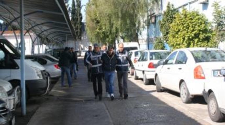 Borulardan tırmanarak evlere giren hırsız bu kez ka&ccedil;amadı