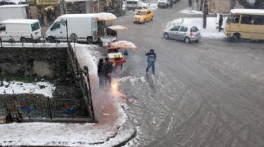 Seyyar balık&ccedil;ılar ateş yakarak ısınmaya &ccedil;alıştı