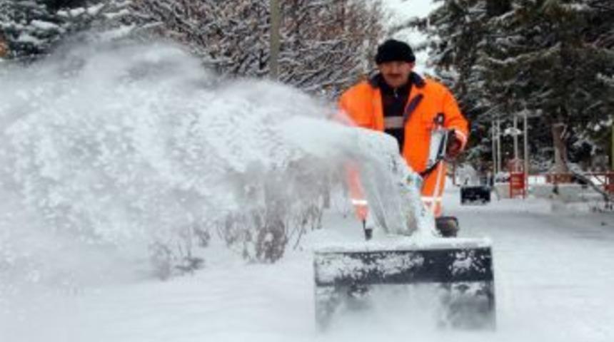 Belediye, &ccedil;im bi&ccedil;me makinesiyle kar temizliği yapıyor