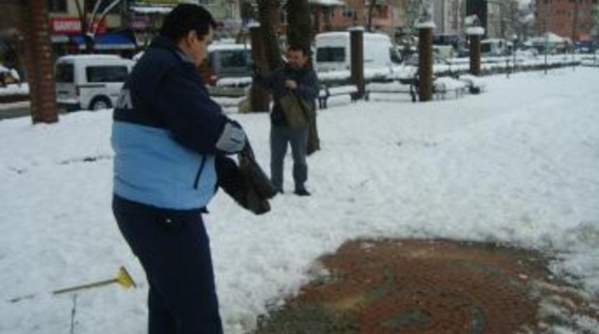 A&ccedil; kalan kuşları vatandaşlar besliyor
