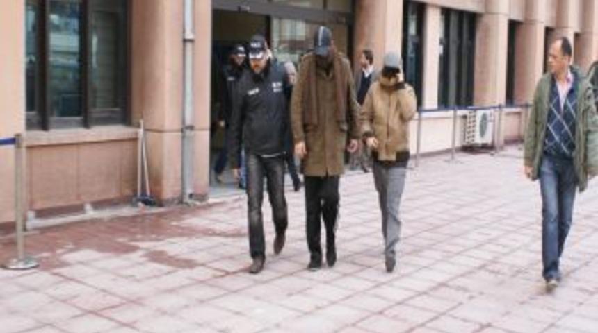 &Uuml;nl&uuml; modacının da aralarında bulunduğu fuhuş zanlıları adliyeye sevk edildi