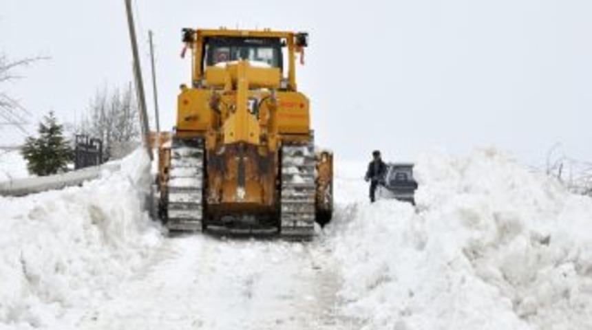 Kar yağışının ardından k&ouml;y yolları ulaşıma a&ccedil;ıldı