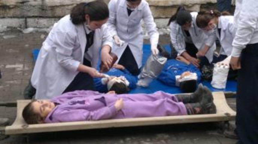 Deprem ve yangın tatbikatı ger&ccedil;eğini aratmadı