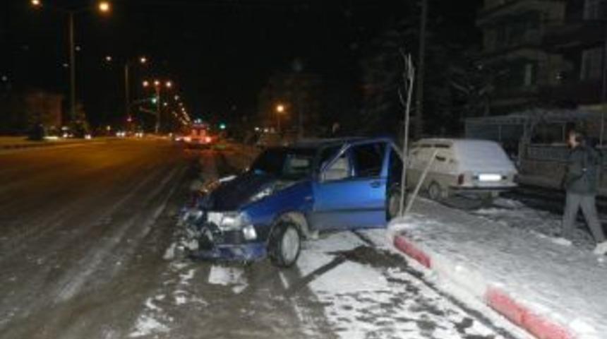Polisin dur ihtarına uymayan alkoll&uuml; s&uuml;r&uuml;c&uuml; otomobile &ccedil;arptı