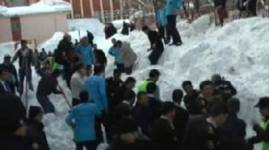 Hastane &ccedil;atısınd&uuml;şen kar k&uuml;tlesinin altında kaldılar