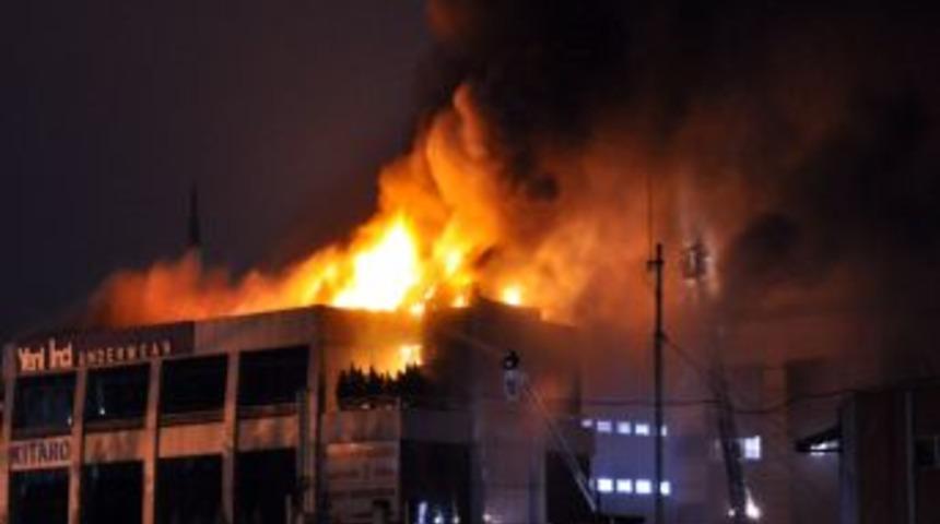 Yangın 4 katlı fabrikayı kullanılamaz hale getirdi