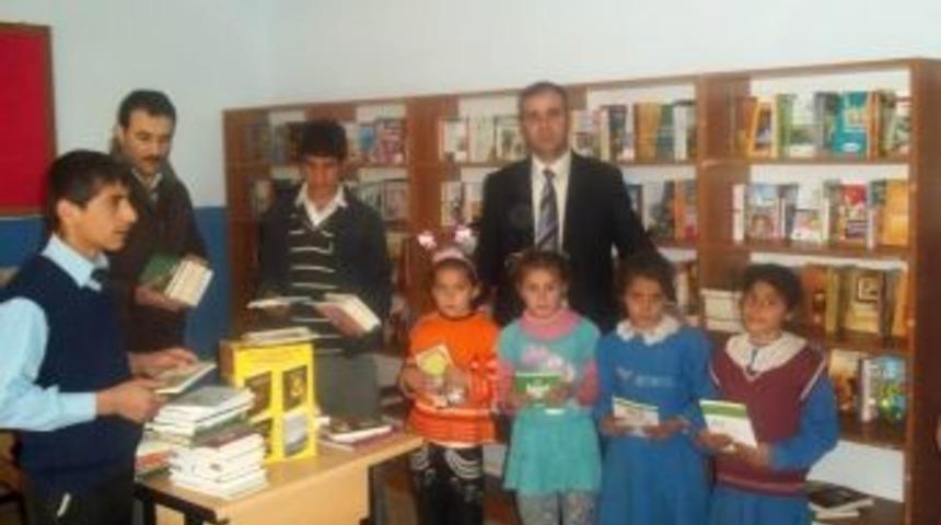 K&ouml;yde okuyan &ccedil;ocuklar &ouml;ğretmenlerinin sayesinde k&uuml;t&uuml;phaneye kavuştu