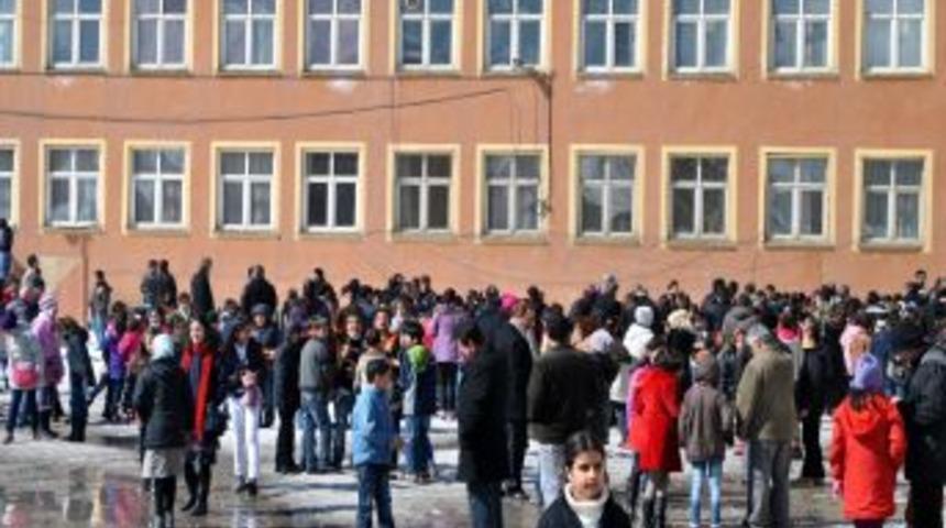 Hakkari Anafen Dershanesi&rsquo;nin seviye tespit sınavına 3 bin &ouml;ğrenci girdi