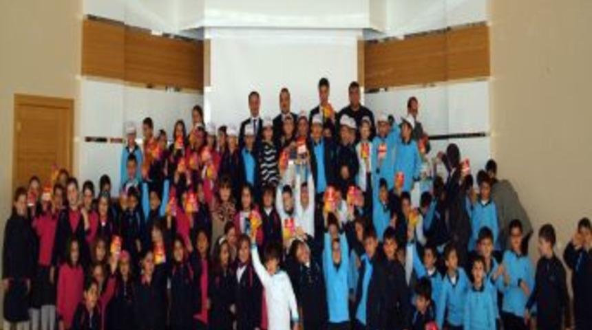 Minikler har&ccedil;lıklarını Kimse Yok Mu'nun Van kumbarasına attı