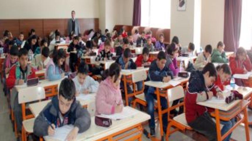 Aksu Anafen Dershanesi'nin Seviye Tespit Sınavı'na yoğun ilgi