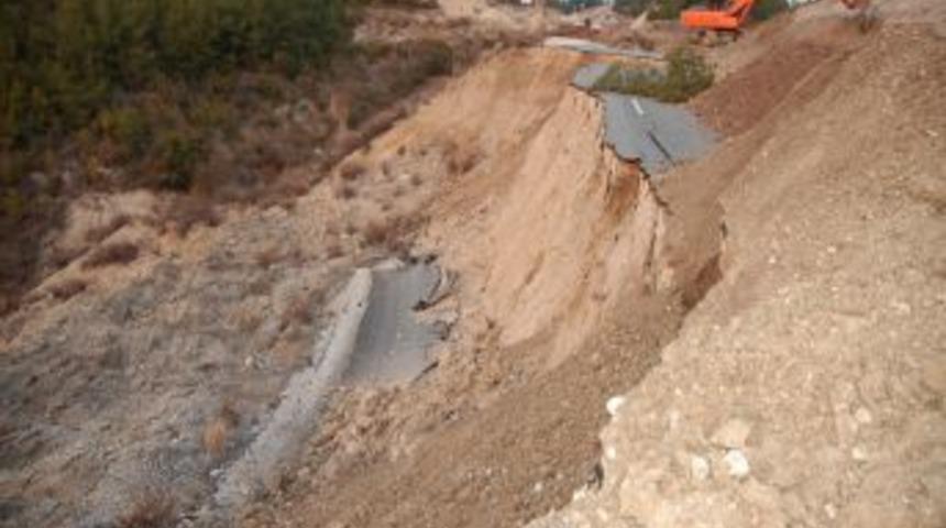 Kadirli-Andırın karayolunda meydana gelen heyelan yolu kapattı