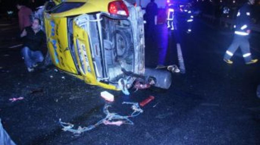 Ara&ccedil;ta sıkışan yaralının yardımına İl Sağlık M&uuml;d&uuml;r Yardımcısı koştu