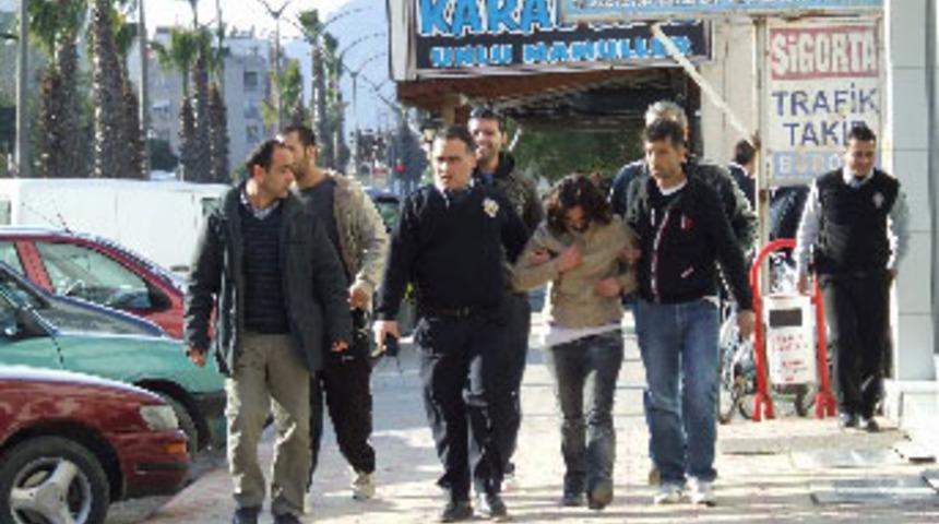 Eşinin boğazına bı&ccedil;ak dayadı