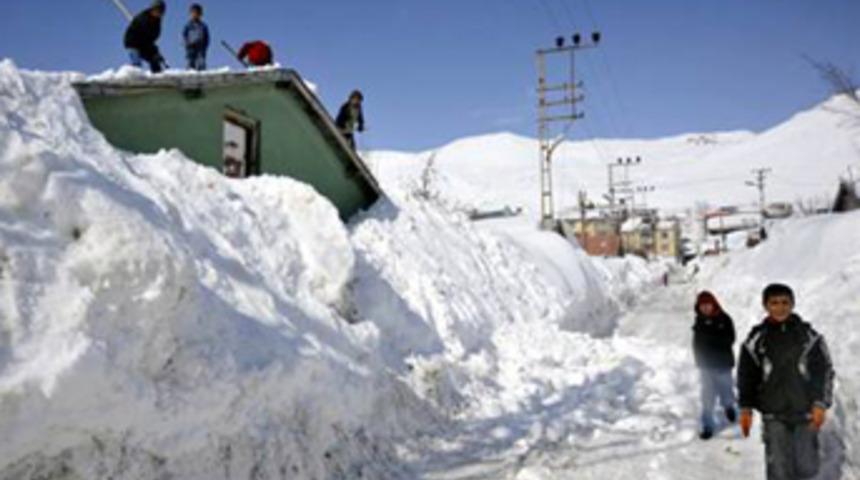 Bitlis&rsquo;te kar hayatı fel&ccedil; etti