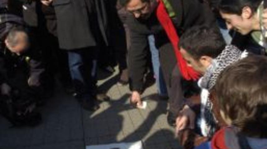 Protestocu grup kirayı eylemcilerden topladı