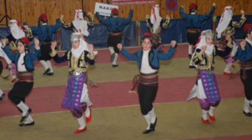 Minikler, halk oyunlarında h&uuml;nerlerini sergiledi