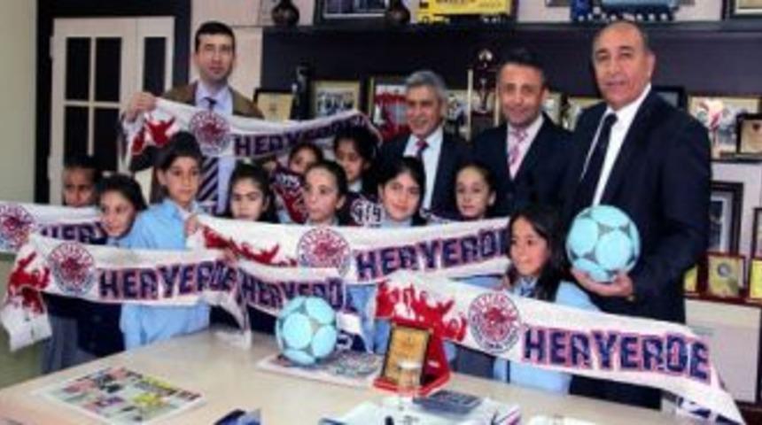 &Ouml;ğrencilerden Kahramanlı'ya plaket