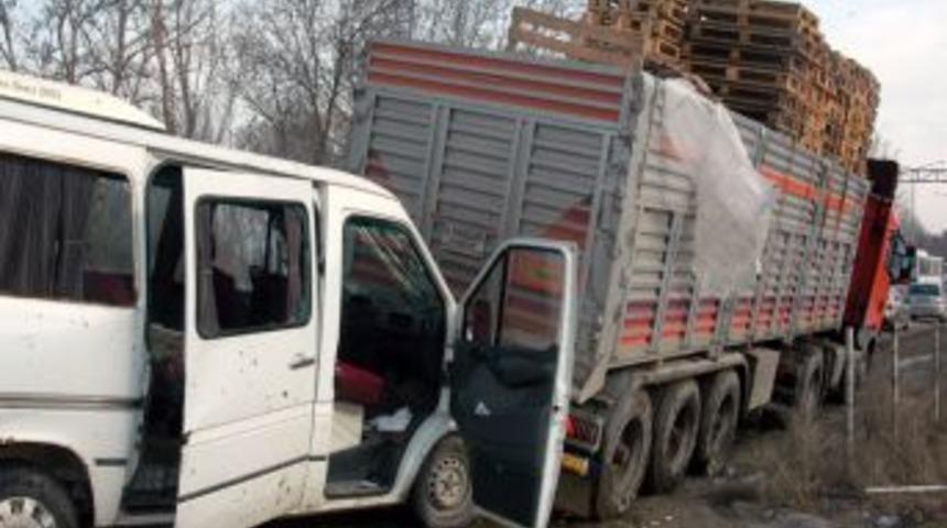 Zincirleme trafik kazası: 6 yaralı