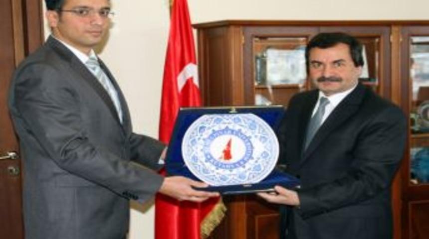 DP&Uuml; Rekt&ouml;r&uuml; Karaaslan'dan makale yarışması şampiyonu akademisyenlere tebrik