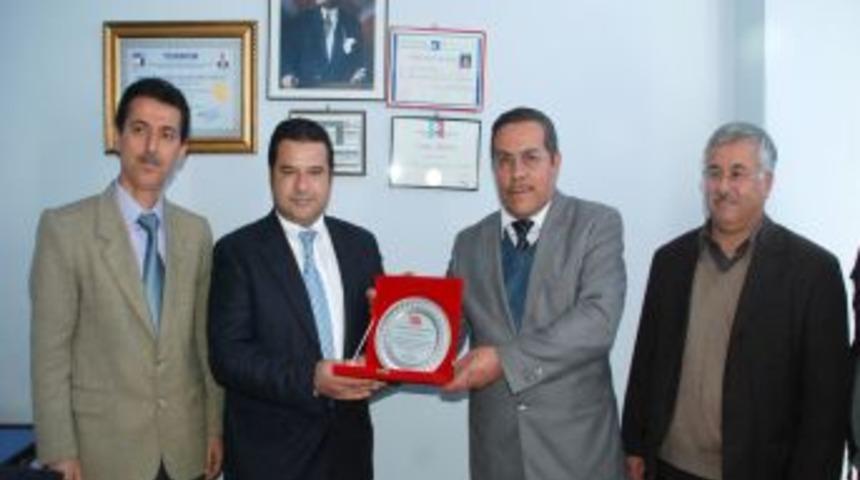 Başarılı iş adamı Niziplioğlu&rsquo;na plaket