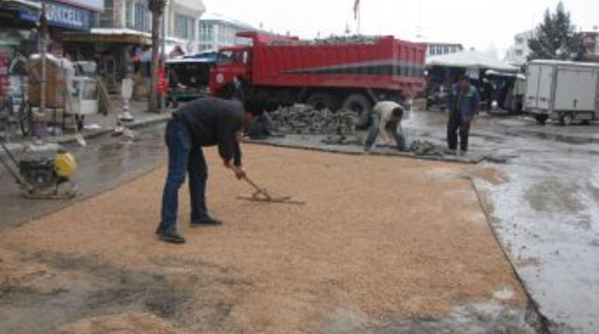 Turhal&rsquo;da bozulan yollar onarılıyor