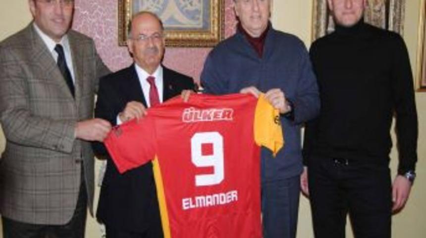 Galatasaray&rsquo;dan Vali Kolat&rsquo;a forma hediyesi