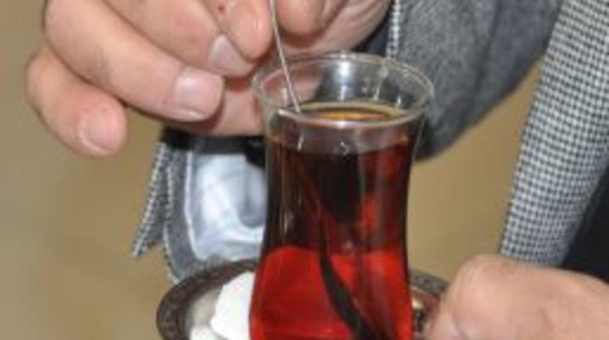 "Kıtlama şekerle i&ccedil;ilen &ccedil;ay yemek borusu ve mideye zarar veriyor"