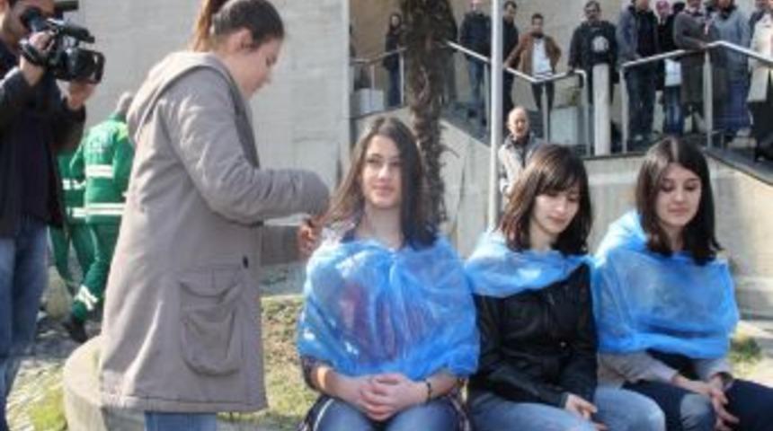 Ceza alan &ouml;ğrenciler adliye &ouml;n&uuml;nde sa&ccedil; kesti, &ccedil;&ouml;p&ccedil;&uuml;ler hazır kıta bekledi