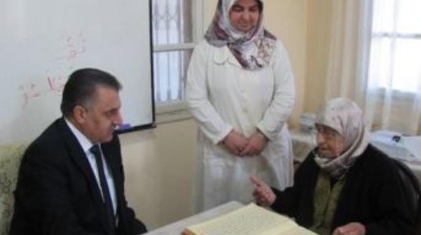 87 yaşında &ouml;ğrendiği Kur'an ile sınıf birincisi oldu