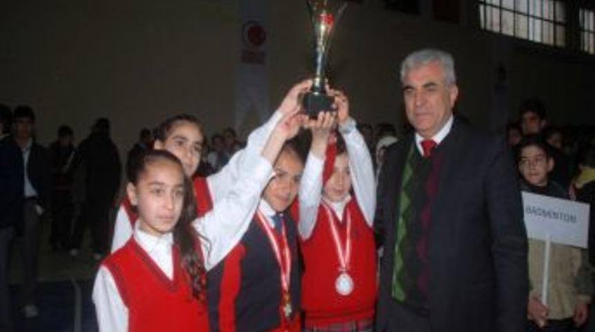 Batman şampiyonları &ouml;d&uuml;llerini aldı