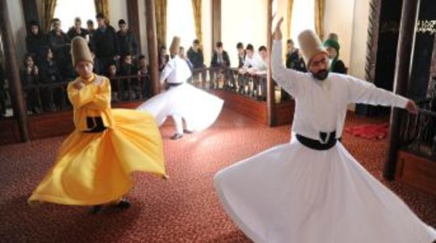 Gen&ccedil;ler Mevlana&rsquo;ya y&ouml;neliyor