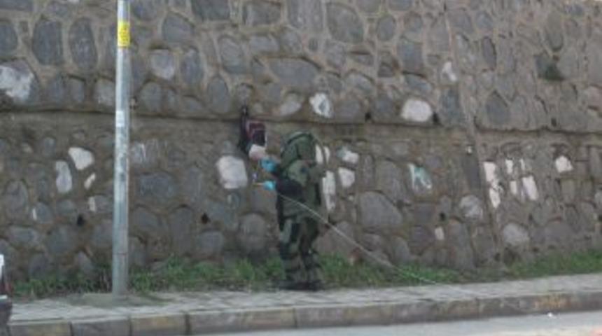 &Ccedil;etin Eme&ccedil;'in anma t&ouml;reni sırasında mezarlık duvarına asılan &ccedil;anta korkuttu