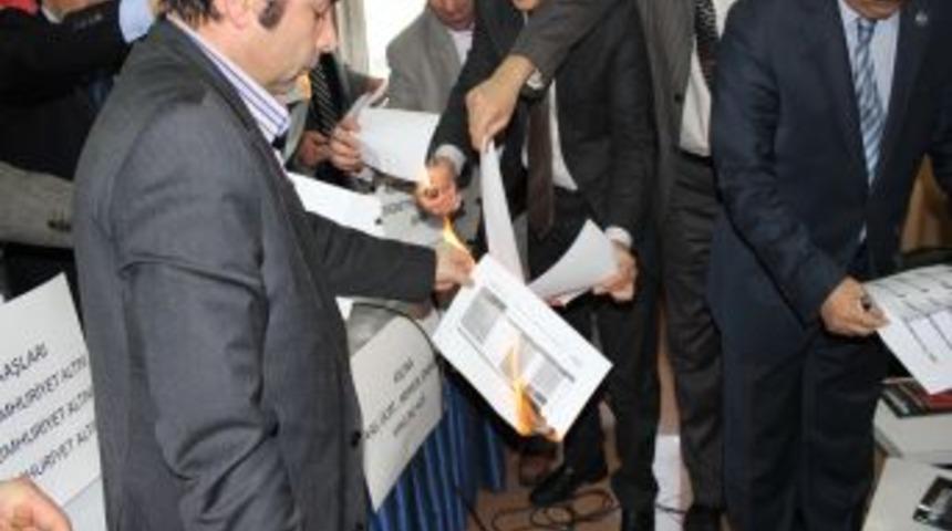 Memurlar bordrolarını yaktı