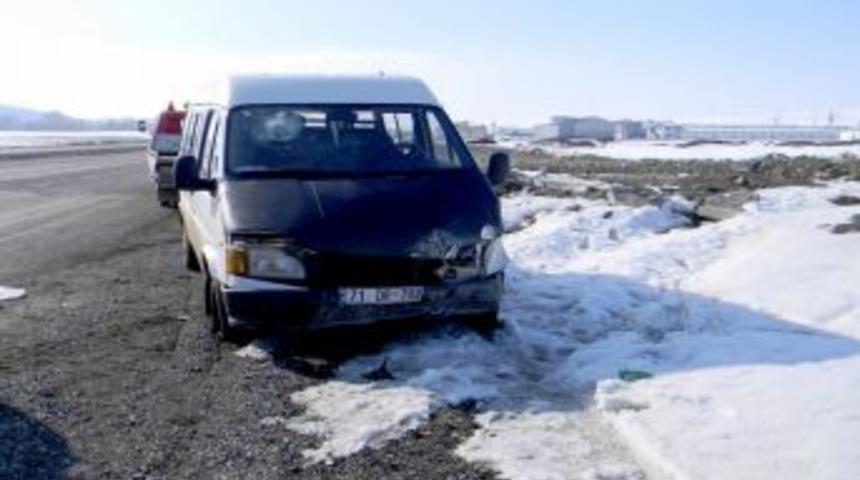 Yozgat&rsquo;ta minib&uuml;s &uuml;st ge&ccedil;ide &ccedil;arptı, 5 kişi yaralandı