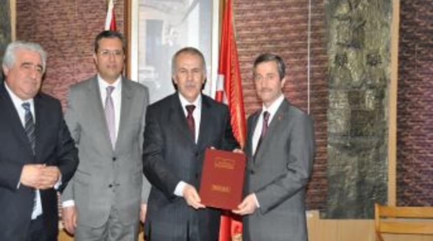 Vali Ata: Eğitimin sorunlarını &ccedil;&ouml;zmek i&ccedil;in desteğe ihtiyacımız var